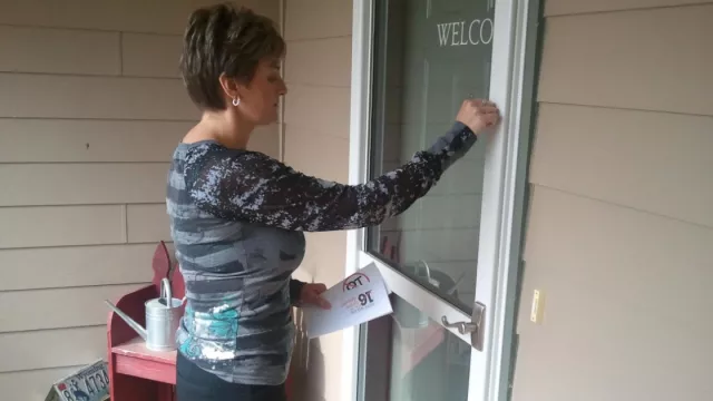 An SDEA member knocks on a door.